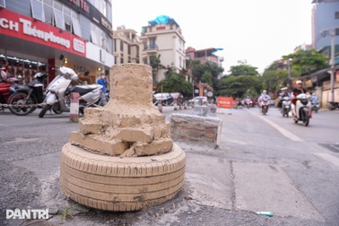5 trụ bê tông bất ngờ "mọc lù lù" trước khu chung cư ở Hà Nội