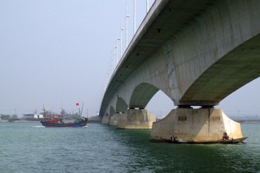 Tàu mắc kẹt tại cầu Gianh vẫn chưa được trục vớt