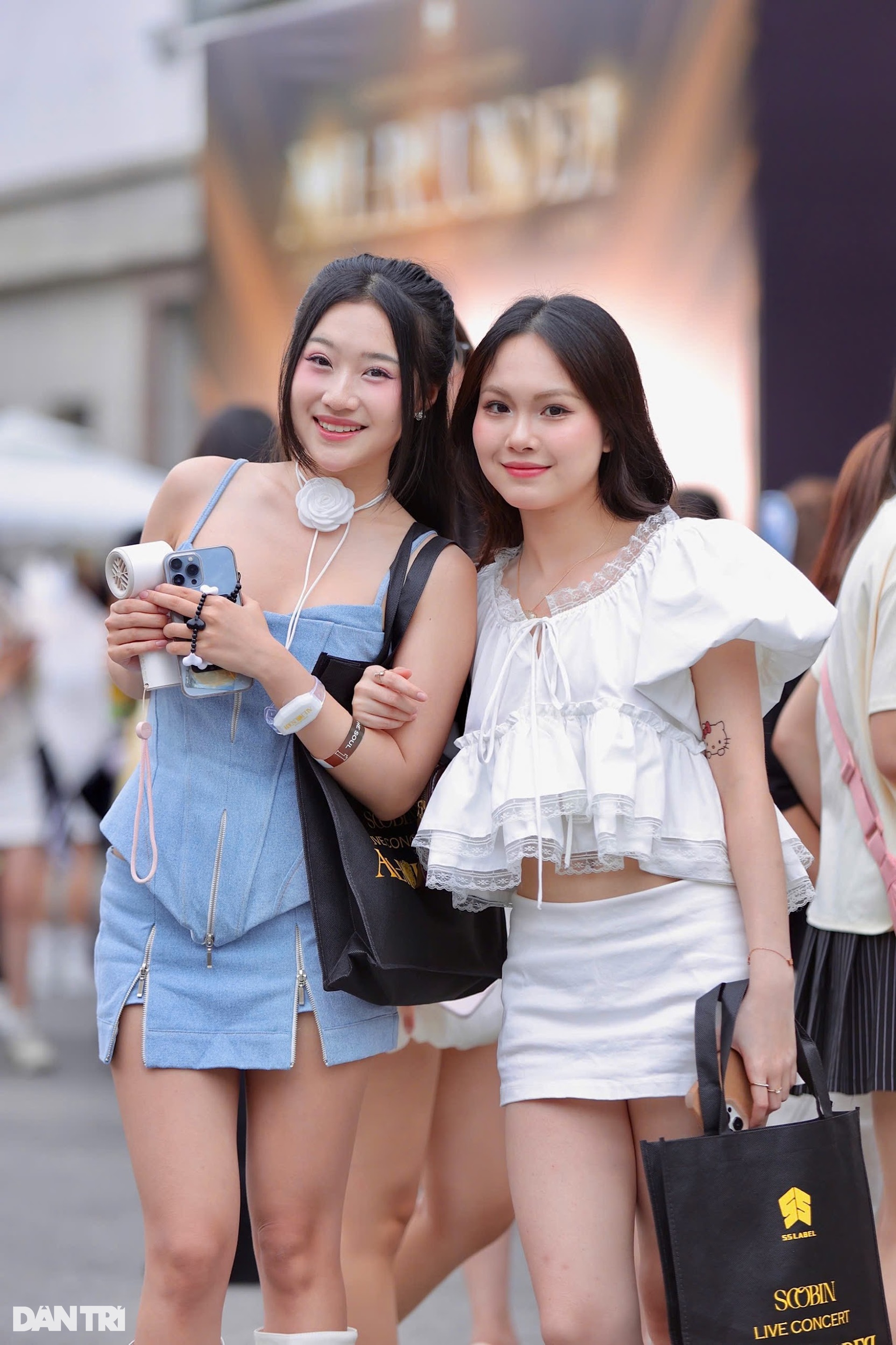 Giới trẻ mặc váy cưới, hóa trang thành… quả chuối tại concert SOOBIN - 9 Giới trẻ mặc váy cưới, hóa trang thành… quả chuối tại concert SOOBIN - 9
