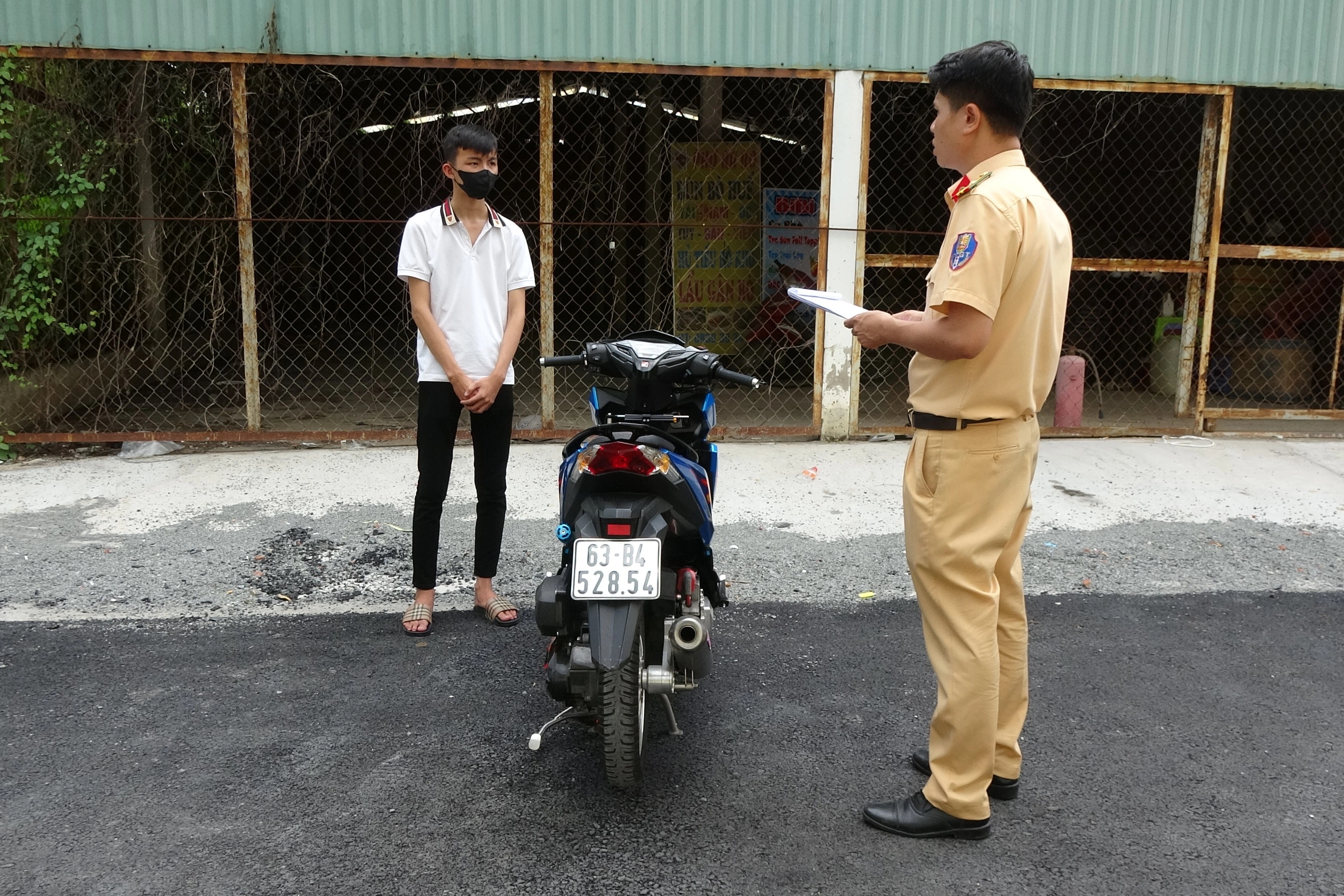 Un tânăr cu capul gol și-a turat motocicleta în oraș pentru a filma un clip virtual din viața lui - 1 Thanh niên đầu trần rú ga xe máy trong đô thị để quay clip sống ảo - 1