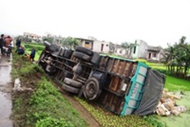 Xe tải lật xuống ruộng, 4 người may mắn thoát chết