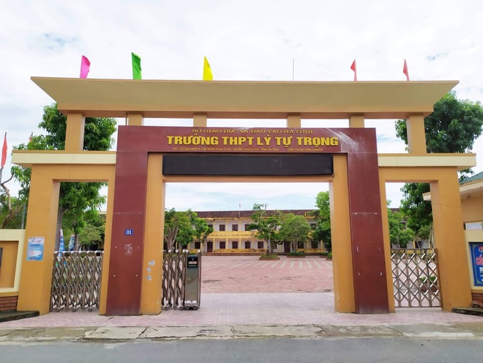 Hà Tĩnh: Vì sao trường tốp đầu giảm mạnh điểm chuẩn lớp 10? - 4
