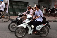Học sinh đầu trần "vi vu" xe máy đến trường