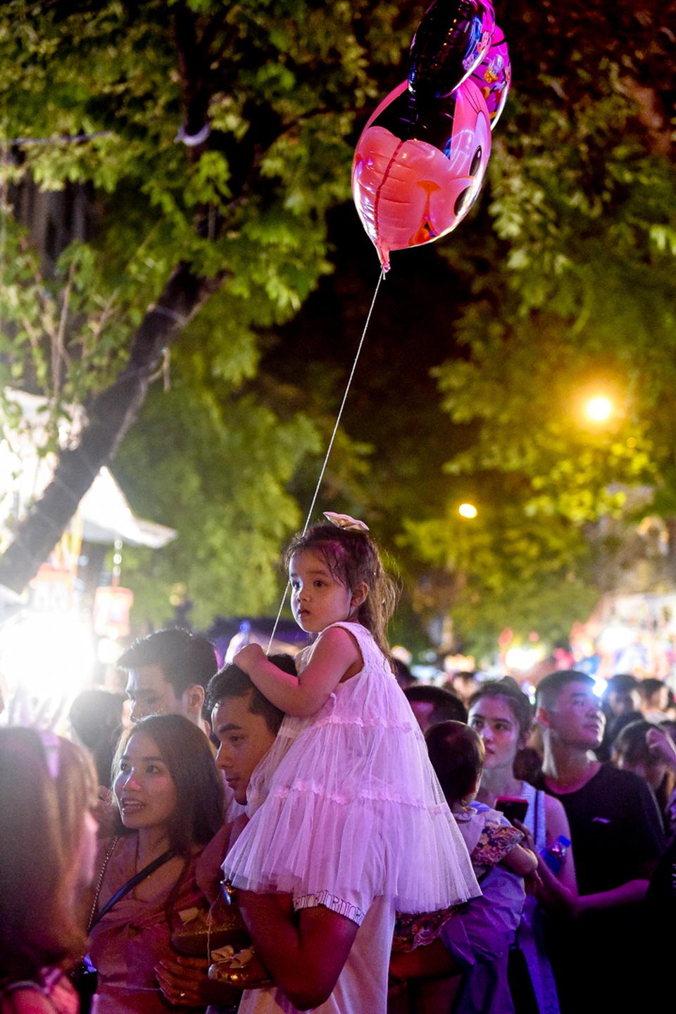 Trung thu: Người lớn chen vã mồ hôi, trẻ em mếu máo vì kẹt giữa biển người - 7