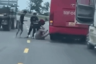 Nhóm người dừng ô tô giữa đường lao vào đánh nhau túi bụi