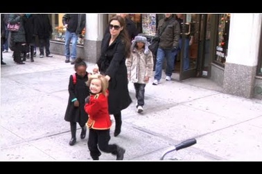 Shiloh Jolie-Pitt nhí nhảnh đáng yêu