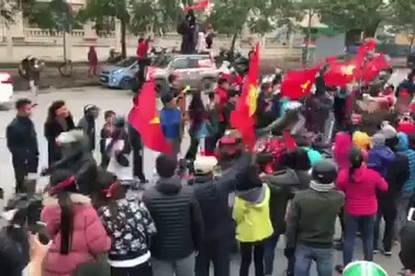 Gần 16h, Đoàn Mô tô khủng đón U23 về dến đường Võ Chí Công