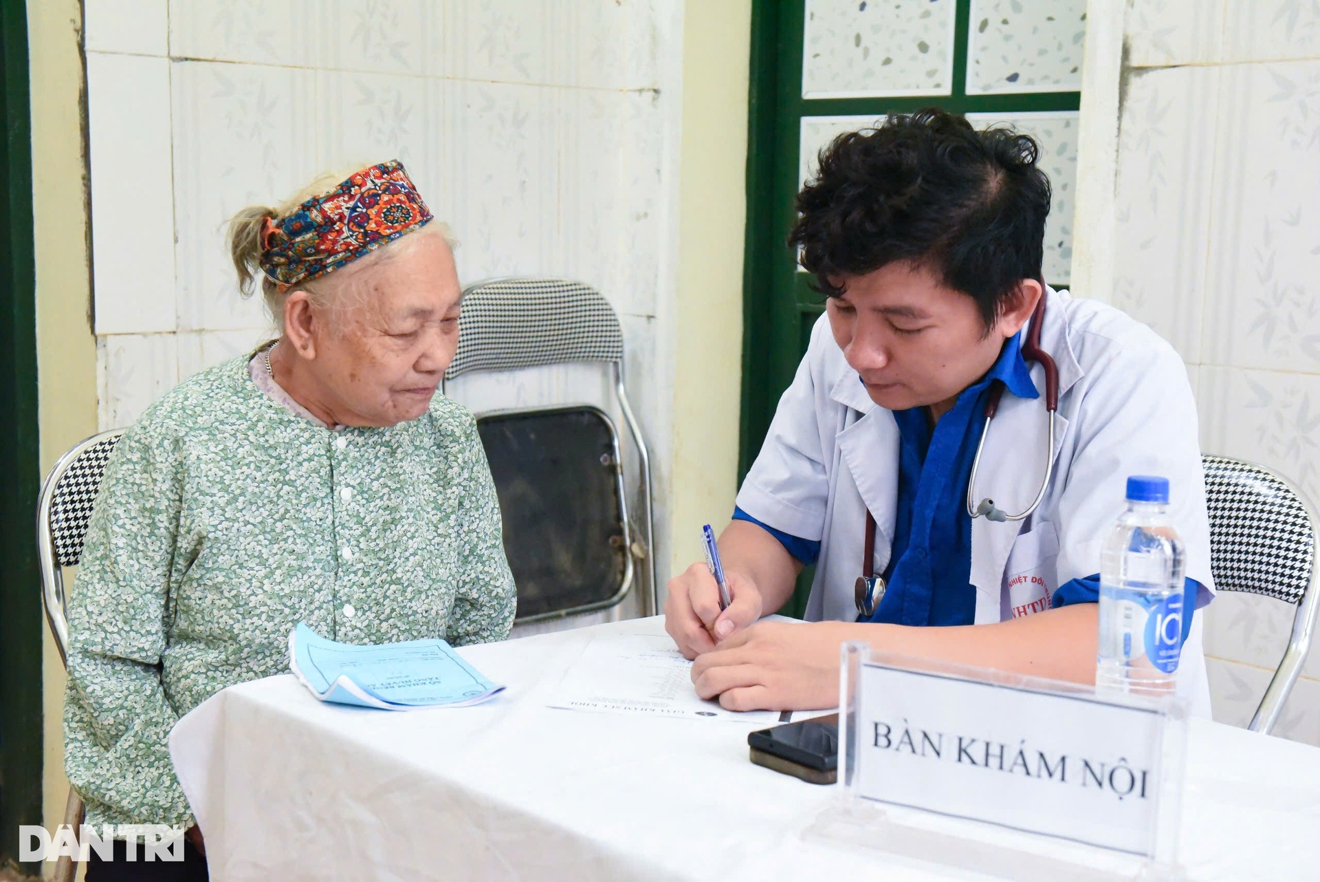 Gần 500 người dân vùng sạt lở Lào Cai được khám bệnh, tặng quà - 7