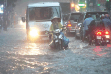 Người dân TPHCM chờ hơn một giờ vẫn chưa về nhà được vì mưa ngập