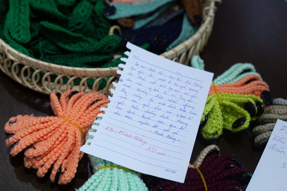 Hàng chục nghìn chiếc “tai giả” miễn phí được đan tặng các y bác sĩ - 3 Hàng chục nghìn chiếc “tai giả” miễn phí được đan tặng các y bác sĩ - 3