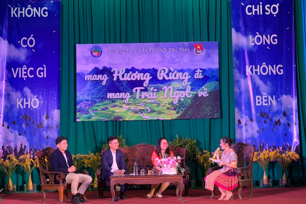 Nữ sinh người Mông đạt điểm 10 môn Lịch sử, ước mơ trở thành nhà báo - 5 Nữ sinh người Mông đạt điểm 10 môn Lịch sử, ước mơ trở thành nhà báo - 5