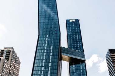 Tòa tháp cong nổi bật giữa New York