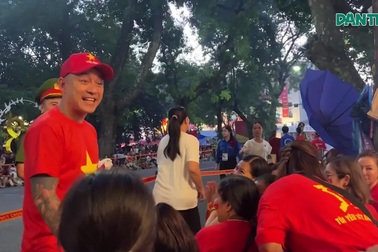 Ca sĩ Tuấn Hưng xuống đường giao lưu cùng người dân trước giờ diễu binh
