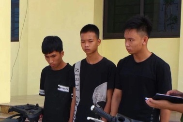 Bắt giữ nhóm đối tượng mặc áo chống nắng, đeo khẩu trang đi cướp điện thoại