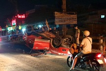 Ô tô lộn nhiều vòng trên cầu, văng trúng một phụ nữ đi xe máy