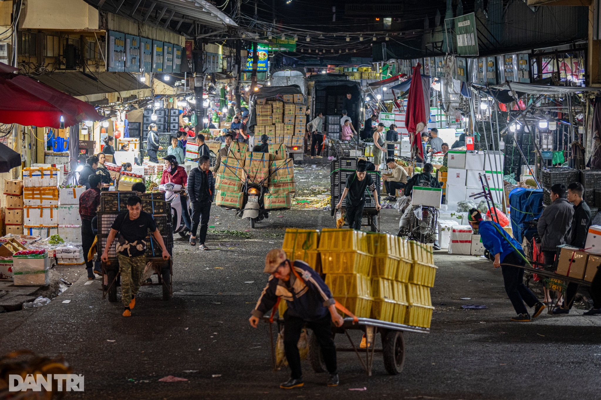 View - Hiện trạng chợ Long Biên xuống cấp, chờ ngày TP Hà Nội cải tạo | Báo Dân trí