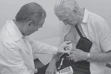 Bác sĩ gốc Việt chữa thành công bệnh parkinson cho 1 bác sĩ Mỹ