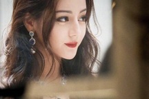 Địch Lệ Nhiệt Ba khoe thềm ngực đầy và gương mặt “không góc chết”