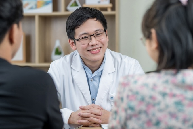 BS. Hồ Ngọc Anh Vũ - Phó trưởng Đơn vị Hỗ trợ sinh sản Mỹ Đức Tân Bình tư vấn cho cặp vợ chồng.