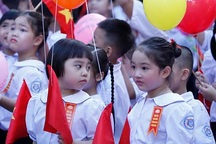 Ngắm “thiên thần nhí” rực rỡ cờ đỏ sao vàng ngày khai giảng