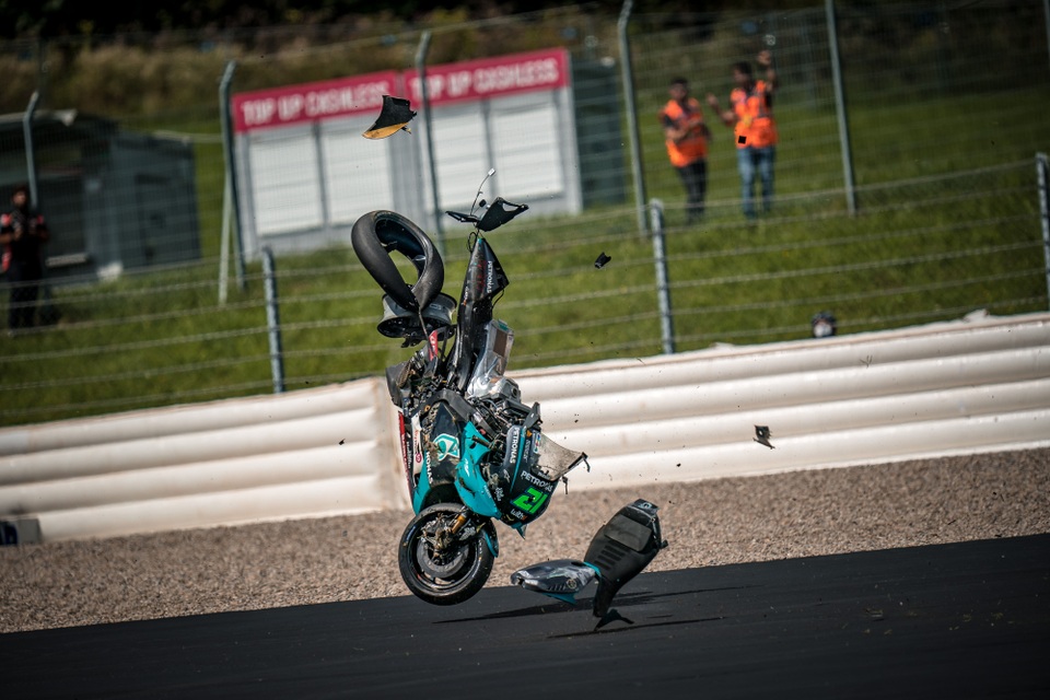 Tai nạn kinh hoàng trong chặng MotoGP tại Áo, hai chiếc xe đua biến dạng - 3 Tai nạn kinh hoàng trong chặng MotoGP tại Áo, hai chiếc xe đua biến dạng - 3