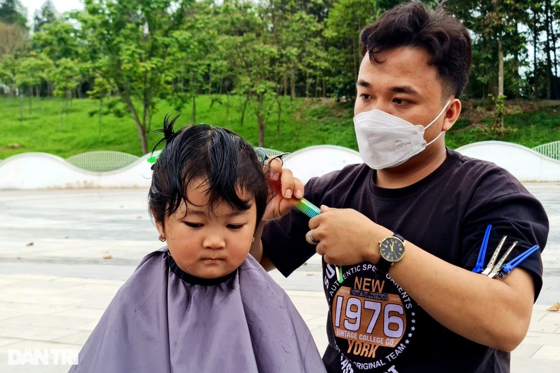 Nhóm bạn trẻ và hành trình 8 năm cắt tóc miễn phí - 4 Nhóm bạn trẻ và hành trình 8 năm cắt tóc miễn phí - 4