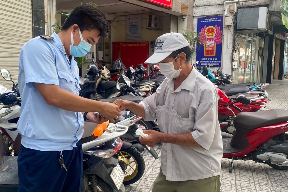 Người bán vé số mong mỏi gói hỗ trợ khi bị giảm 70% thu nhập vì Covid-19 - 3 Người bán vé số mong mỏi gói hỗ trợ khi bị giảm 70% thu nhập vì Covid-19 - 3