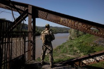 Ukraine phá đường dây giúp nam giới trốn nhập ngũ thu 15.000 USD/người