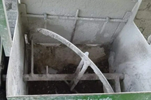 Bị cuốn vào máy đúc táp lô, người đàn ông tử vong