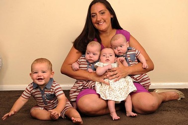 Người phụ nữ Anh sinh 4 đứa con trong 9 tháng