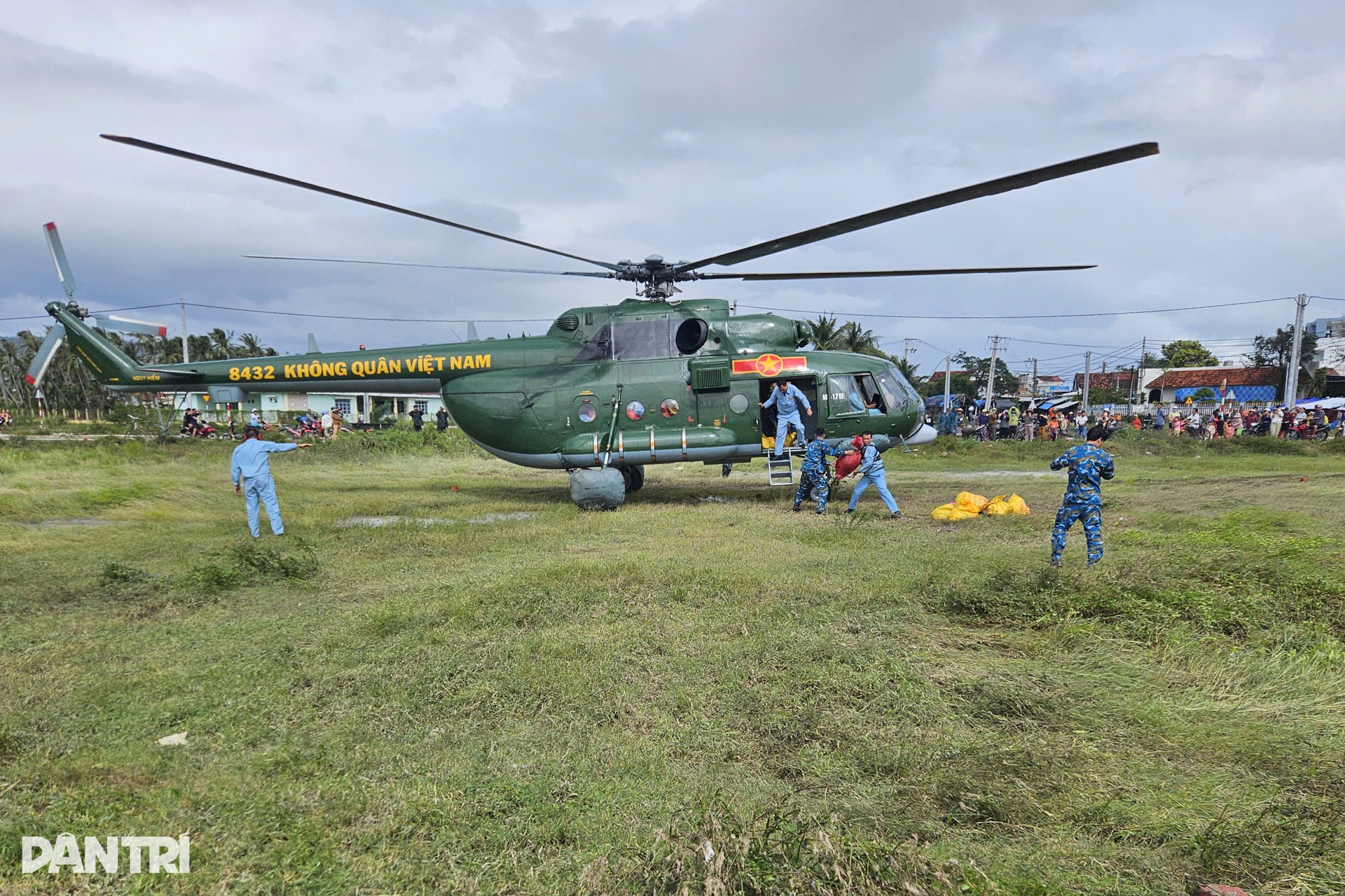 Trực thăng cất cánh liên tục, đưa hàng cứu trợ đến tay người dân miền Trung - 7 Trực thăng cất cánh liên tục, đưa hàng cứu trợ đến tay người dân miền Trung - 7
