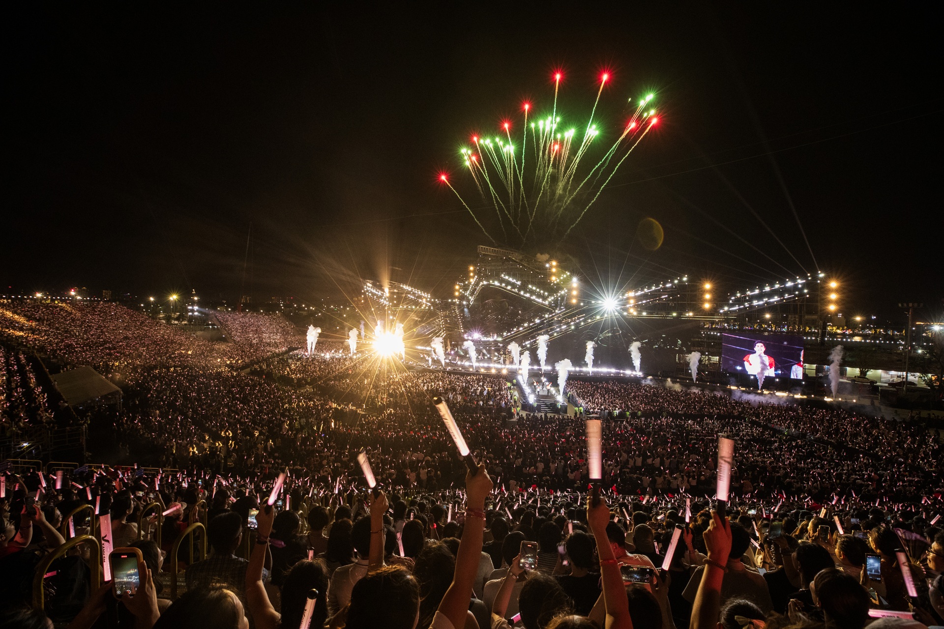 Xuân Hinh hát chầu văn, Phương Mỹ Chi mang loạt hit đãi 25.000 khán giả - 1