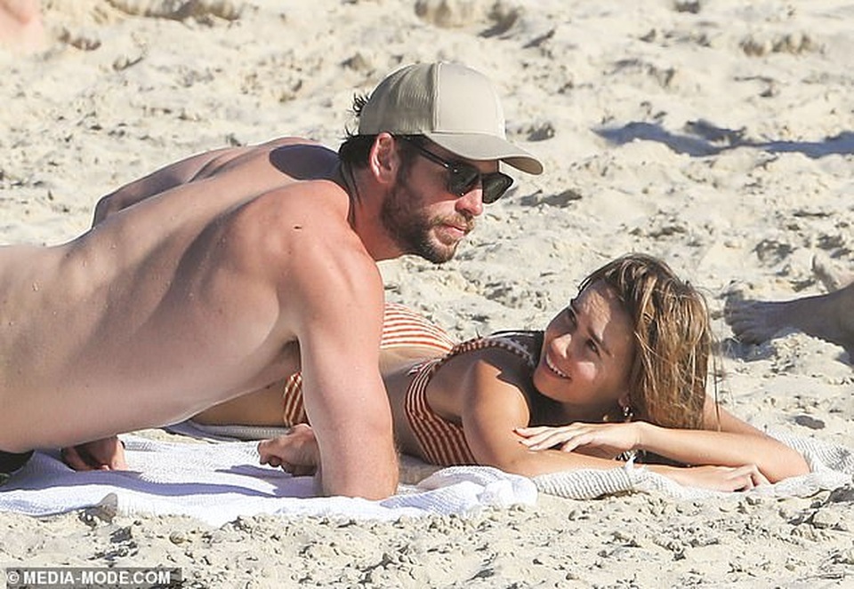 Liam Hemsworth tình tứ hôn bạn gái mới - 9 Liam Hemsworth tình tứ hôn bạn gái mới - 9