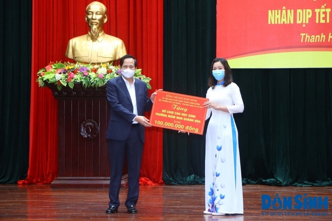 Bộ trưởng Đào Ngọc Dung trao tặng quà Tết cho các gia đình chính sách, người có công huyện Quảng Xương và trao tặng bộ thiết bị vui chơi cho trẻ em Trường Mầm non xã Quảng Hòa.