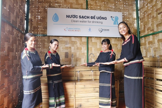 Hoa hậu H'Hen Nie và các chị em phụ nữ trong buôn bên hệ thống lọc nước.