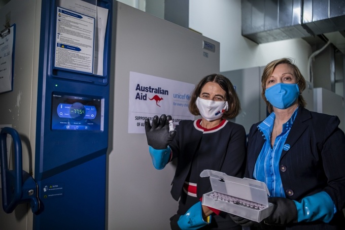 Đại sứ Robyn Mudie và Trưởng đại diện UNICEF Rana Flowers tham quan lô vaccine Pfizer do Australia tài trợ được vận chuyển tới Việt Nam. Ảnh: ĐSQ Australia