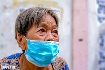 Cụ bà 90 tuổi bán vé số cầu mong "mang may mắn đến người khác"