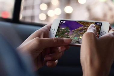 Clip ngắn châm biếm iPhone SE mới ra mắt của Apple