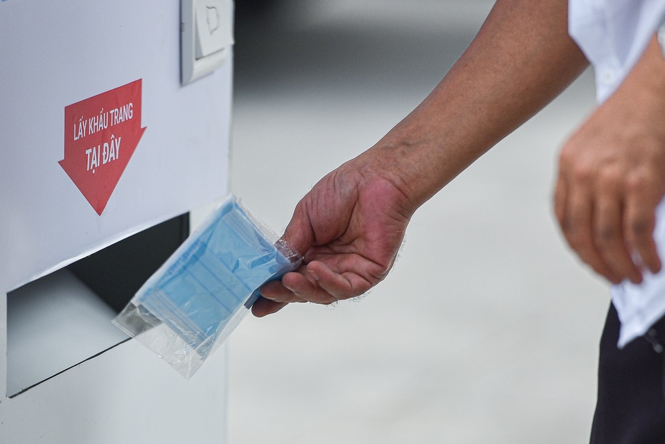 Sau ATM gạo, Hà Nội xuất hiện ATM khẩu trang đầu tiên - 2 Sau ATM gạo, Hà Nội xuất hiện ATM khẩu trang đầu tiên - 2