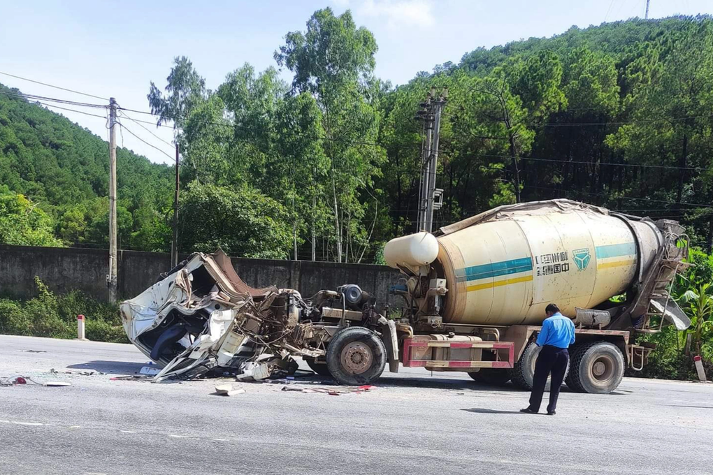 Đầu xe bồn bẹp rúm đổ gục xuống đường, tài xế thoát chết thần kỳ - 1 Đầu xe bồn bẹp rúm đổ gục xuống đường, tài xế thoát chết thần kỳ - 1