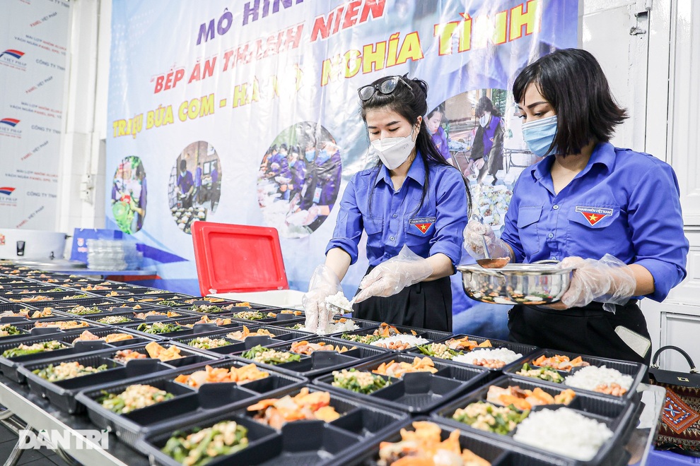 Nấu hàng trăm suất cơm miễn phí gửi tới tuyến đầu chống dịch - 5 Nấu hàng trăm suất cơm miễn phí gửi tới tuyến đầu chống dịch - 5