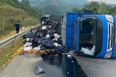 Bốn ô tô va chạm liên hoàn trên cao tốc Nội Bài - Lào Cai