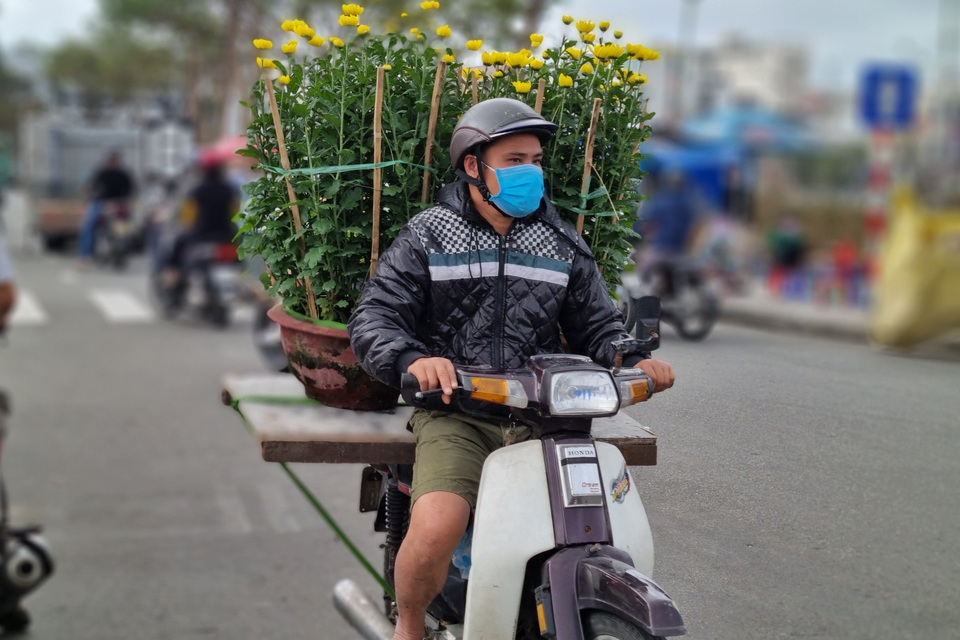 Đà Nẵng: Chợ hoa Tết vắng khách, nghề vận chuyển cũng ế theo - 4 Đà Nẵng: Chợ hoa Tết vắng khách, nghề vận chuyển cũng ế theo - 4