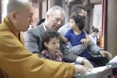 Đại sứ Mỹ đưa cả gia đình lên chùa làm lễ Vu Lan