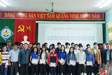 100 suất quà Grobest đến với học sinh nghèo vượt khó tỉnh Thừa Thiên Huế