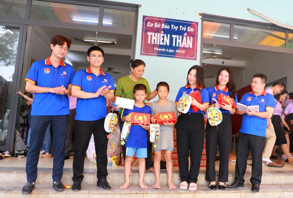 EVNGENCO3 mang Tết Trung thu đến với bệnh nhi và trẻ em khó khăn - 5 EVNGENCO3 mang Tết Trung thu đến với bệnh nhi và trẻ em khó khăn - 5