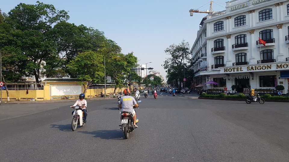Đường phố Huế vắng bóng người sau ca nhiễm Covid-19 của du khách - 13 Đường phố Huế vắng bóng người sau ca nhiễm Covid-19 của du khách - 13