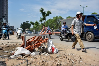 Hà Nội: Nguy hiểm rình rập trên đường nghìn tỷ đang thi công