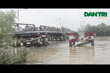 Xà lan đâm lệch cầu Long Kiển, giao thông bị gián đoạn