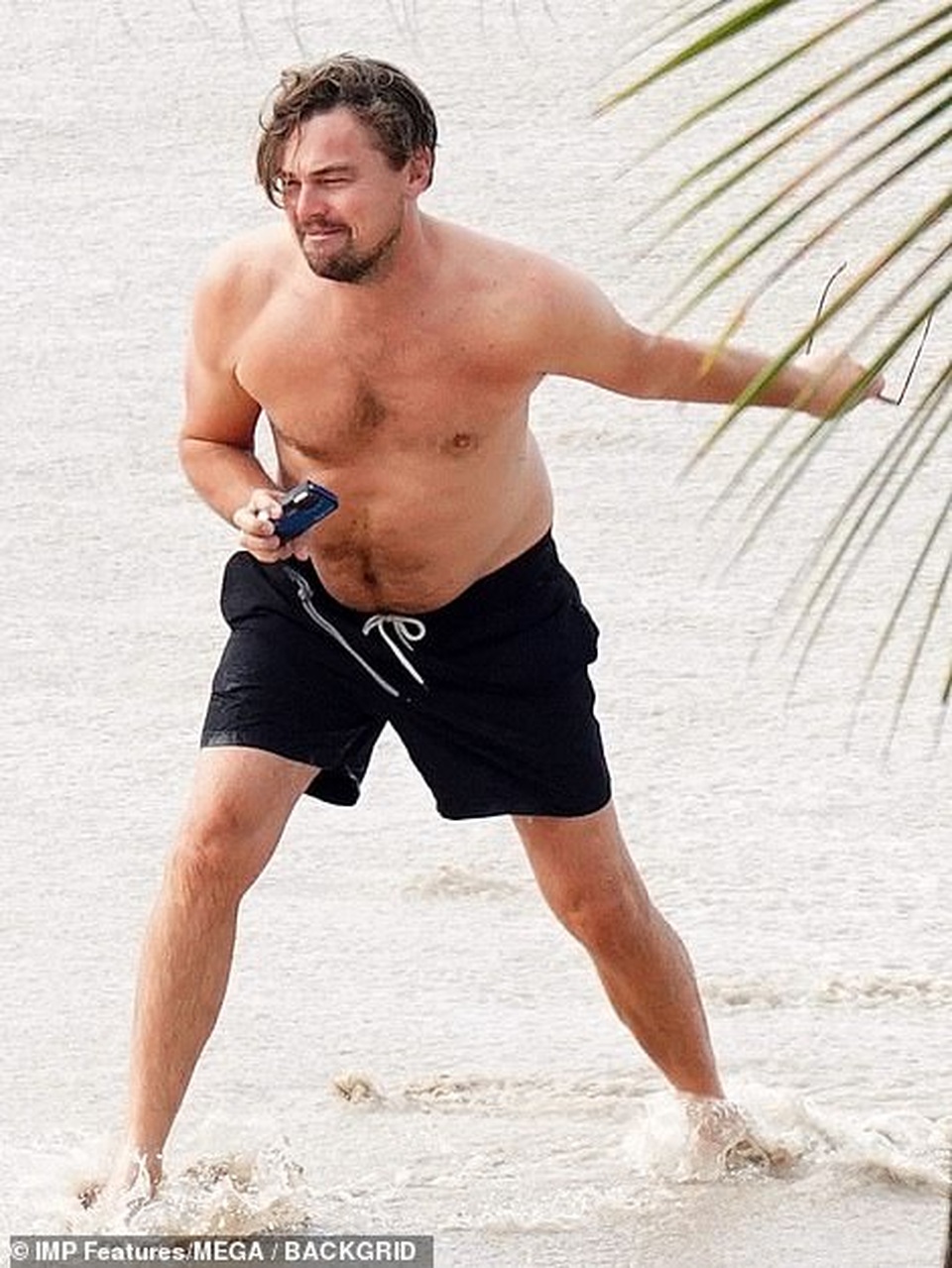 Leonardo DiCaprio lộ bụng phệ bên bạn gái trẻ - 11 Leonardo DiCaprio lộ bụng phệ bên bạn gái trẻ - 11
